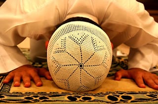 Joelhos ou Mãos Baixam Primeiro ao se fazer o Sujud?