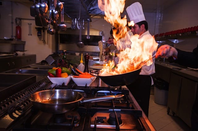 O álcool evapora totalmente quando aquecido ou cozinhado?
